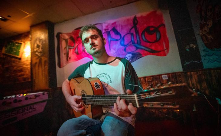 Kikito Bueno toca la guitarra en el Pata Palo.