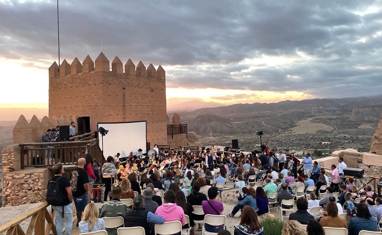 El castillo de Tabernas acogió ayer un concierto de la Agrupación San Indalecio de La Cañada.