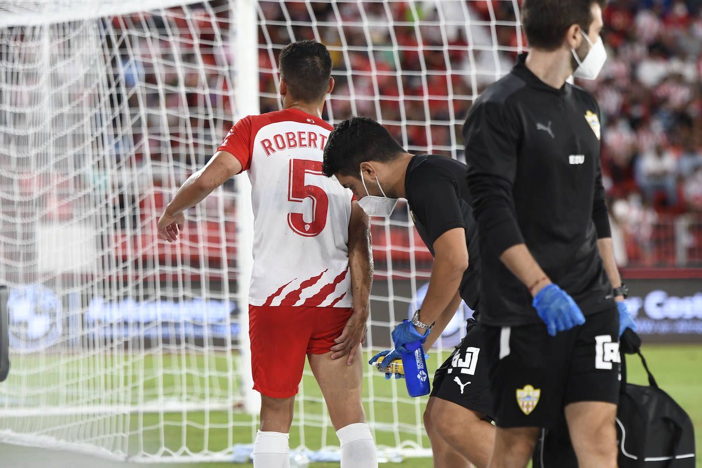 Lucas Robertone es atendido tras su lesión. 