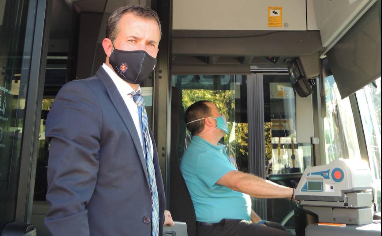 El alcalde de Jaén, en la presentación de los autobuses nuevos de Alsa. 