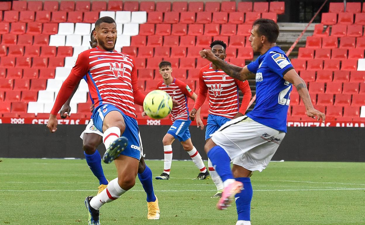 Luis Suárez pelea con Damián un balón en el duelo de la pasada campaña. 