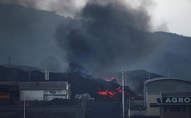 La población encerrada, que se encuentra cerca de un polígono industrial del Callejón de la Gata, en Los Llanos de Aridane, permanecerá en sus casas hasta que se compruebe que la calidad del aire es buena.