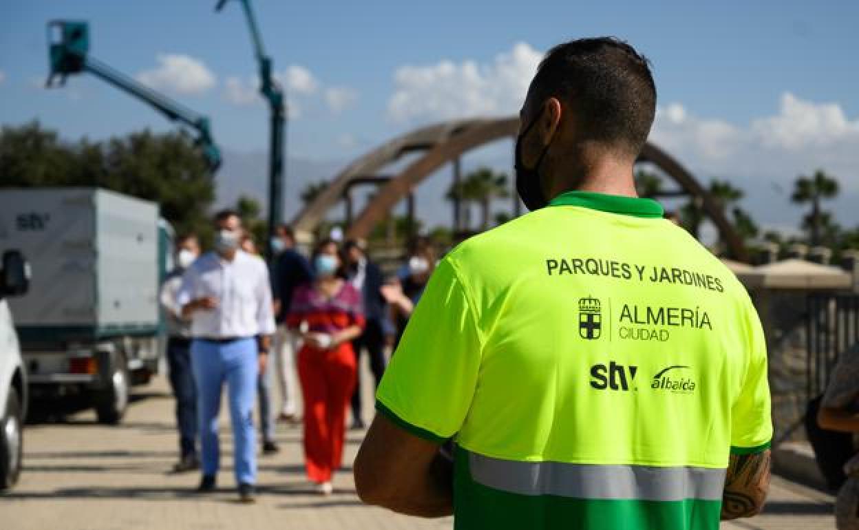 Almería ciudad | Almería pagará más en parques y jardines por tener más árboles y jardineras que regar