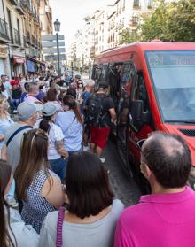 Imagen secundaria 2 - La ciudad persentaba llenazos en todos sus paseos y plazas, para subir en bus al ALbaicín y el Sacromonte o para entrar en la Catedral.