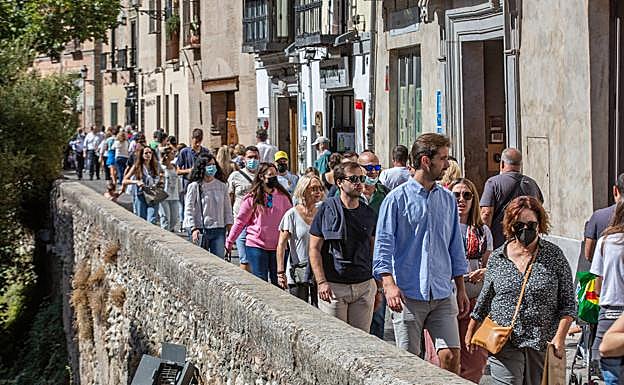 Imagen principal - La ciudad persentaba llenazos en todos sus paseos y plazas, para subir en bus al ALbaicín y el Sacromonte o para entrar en la Catedral.