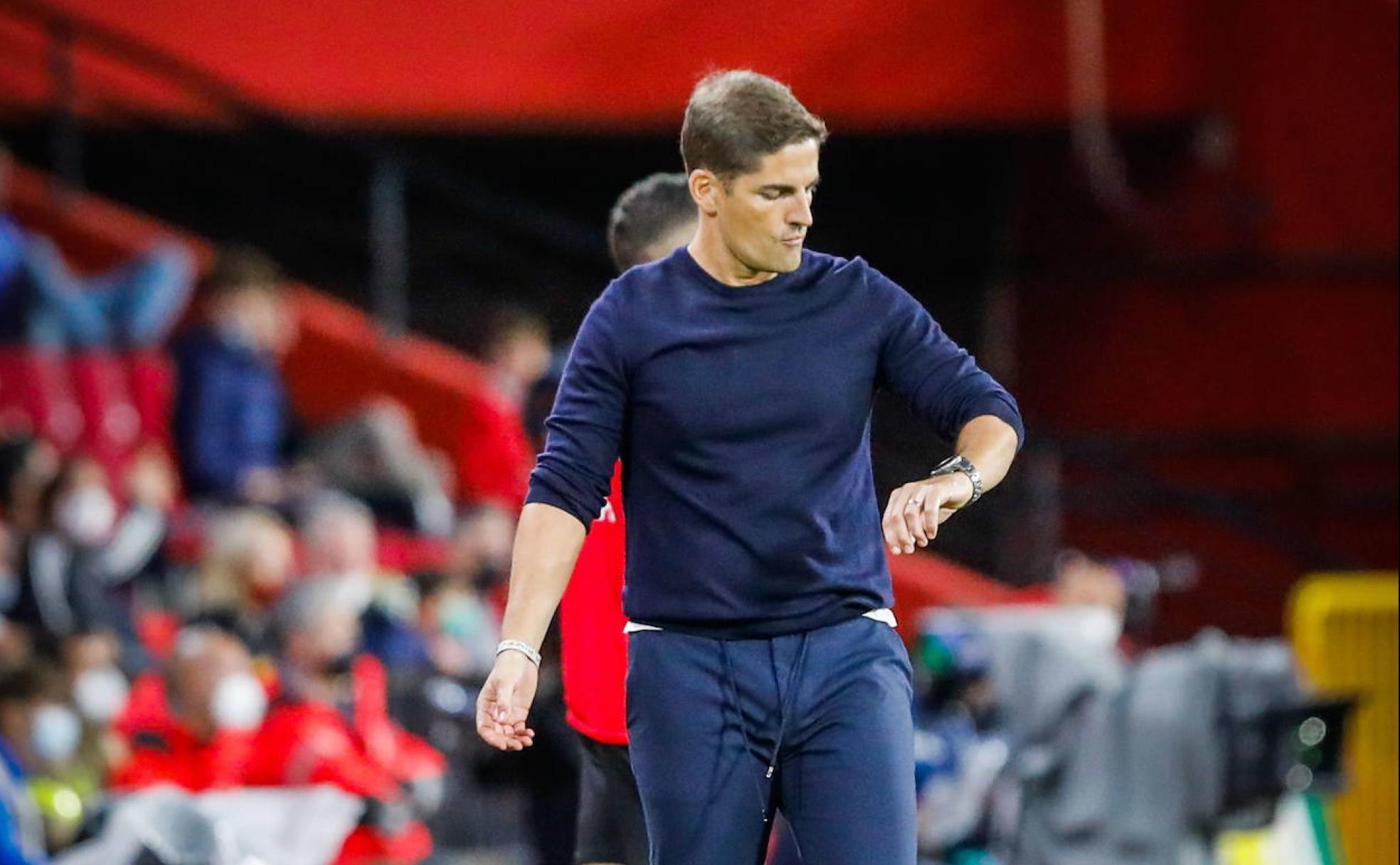 Robert Moreno consulta su reloj durante el último partido. 