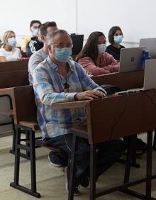 Imagen secundaria 2 - Juan Contreras (arriba), José Luis Tolón (abajo izquierda) y José Alfonso Jiménez, durante una jornada en la Universidad de Granada. 