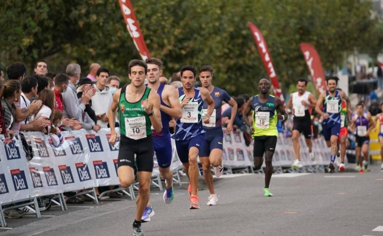 Ignacio Fontes esprinta en el grupo perseguidor durante la Milla. 