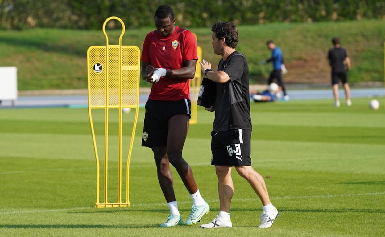 Rubi dialoga con Sadiq Umar tras acabar el entrenamiento.