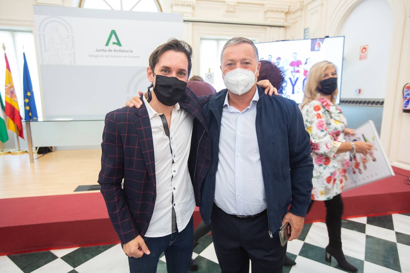 Los entrenadores Jacinto Garzón y Jesús Montiel, que se profesan admiración mutua, abrazados. 