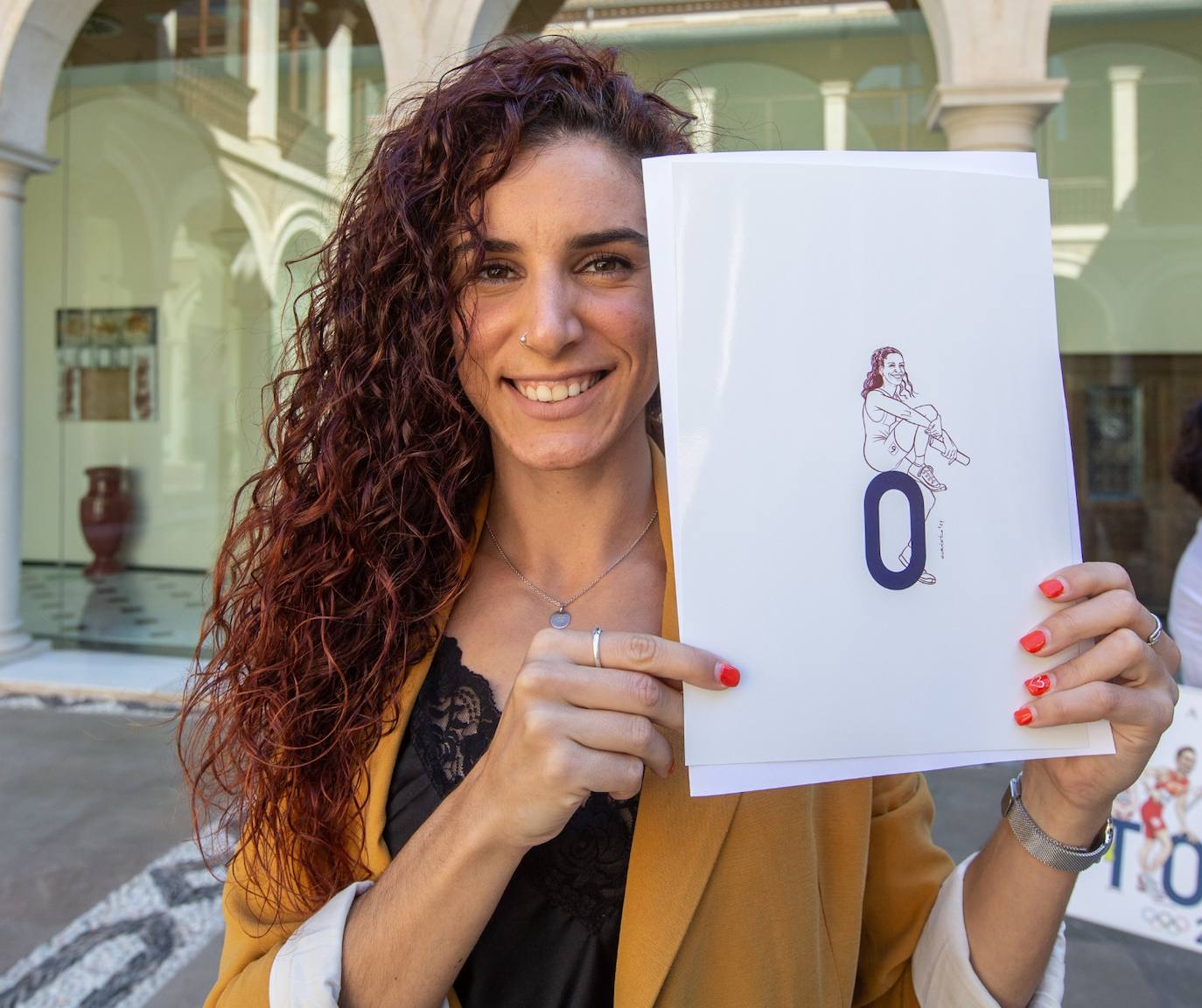 La velocista Laura Bueno, apoyada en la 'O' de Tokio en su ilustración. 