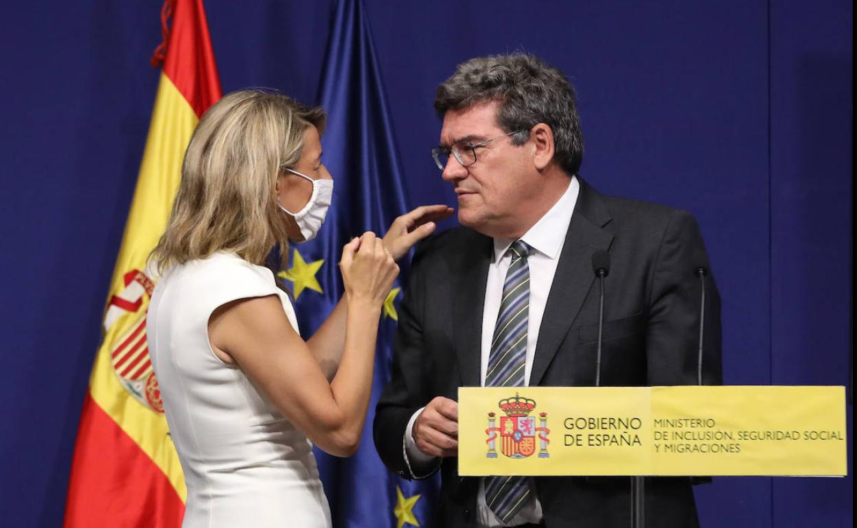 La ministra de Trabajo, Yolanda Díaz, junto al ministro de Seguridad Social, José Luis Escrivá.