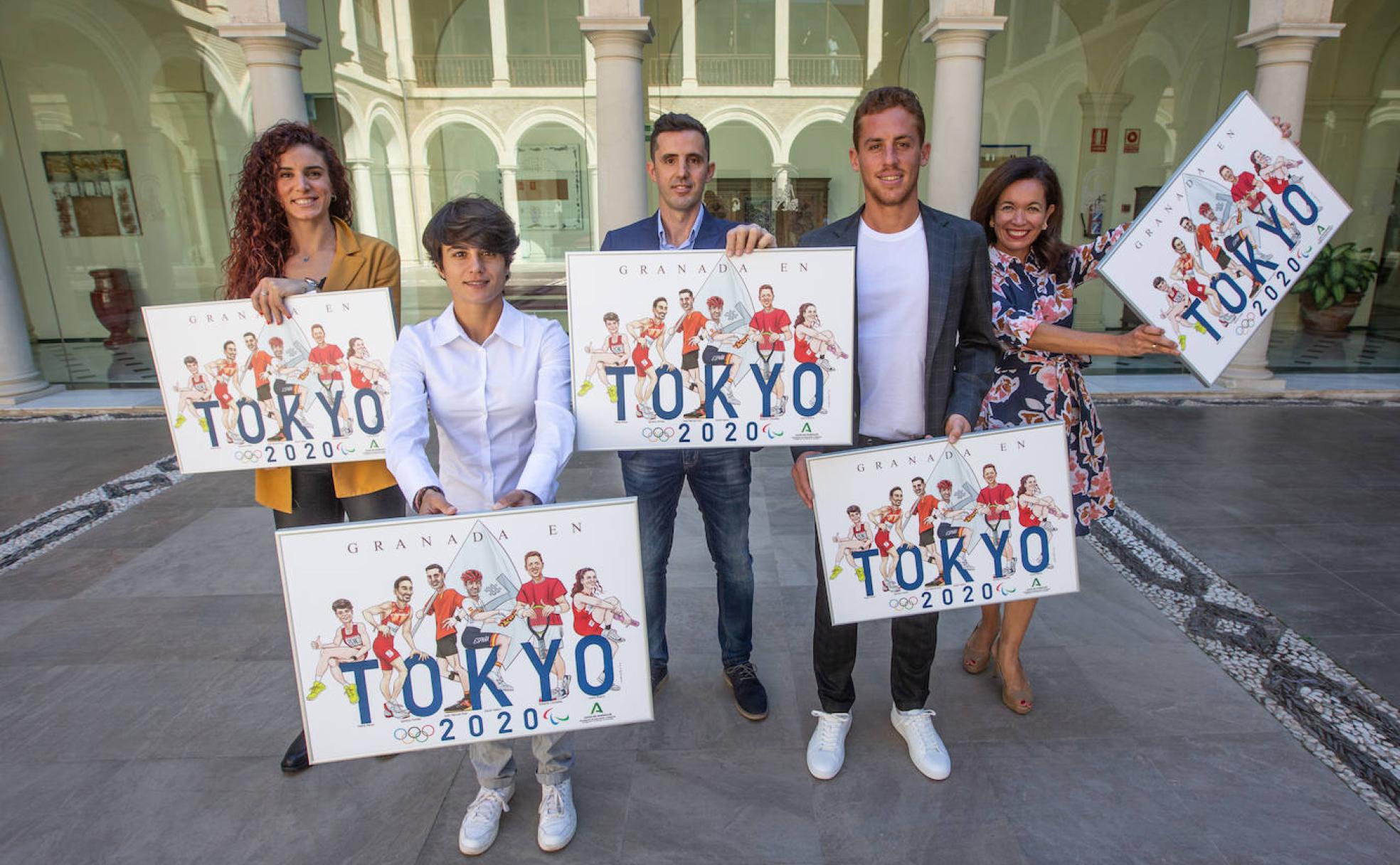 De izquierda a derecha, Laura Bueno, María Pérez, José Manuel Ruiz, Roberto Carballés y Teresa García-Balibrea, madre de Ignacio Fontes, con las ilustraciones que les regalaron como homenaje. 