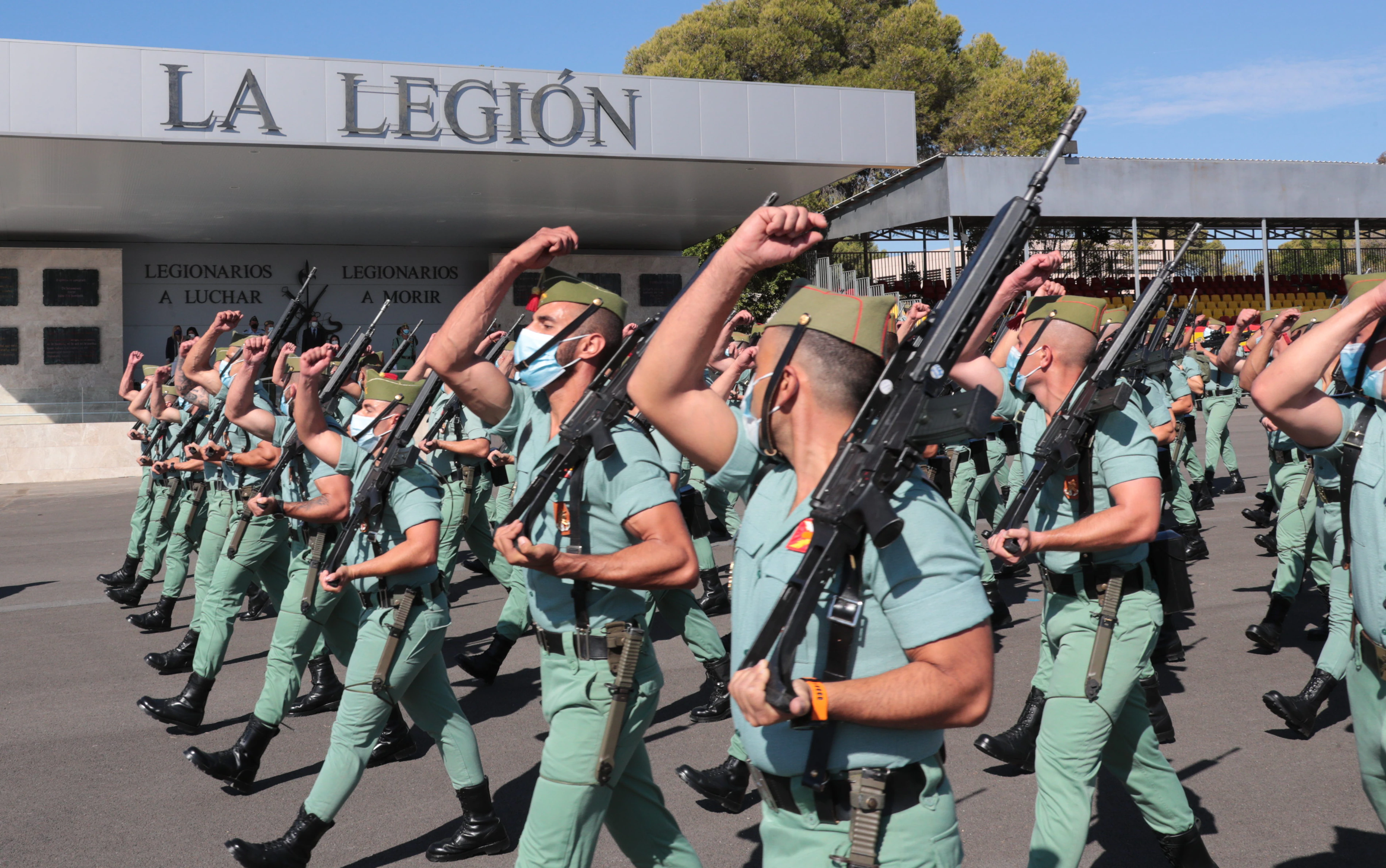 Fotos: La ministra Robles supervisa la brigada experimental