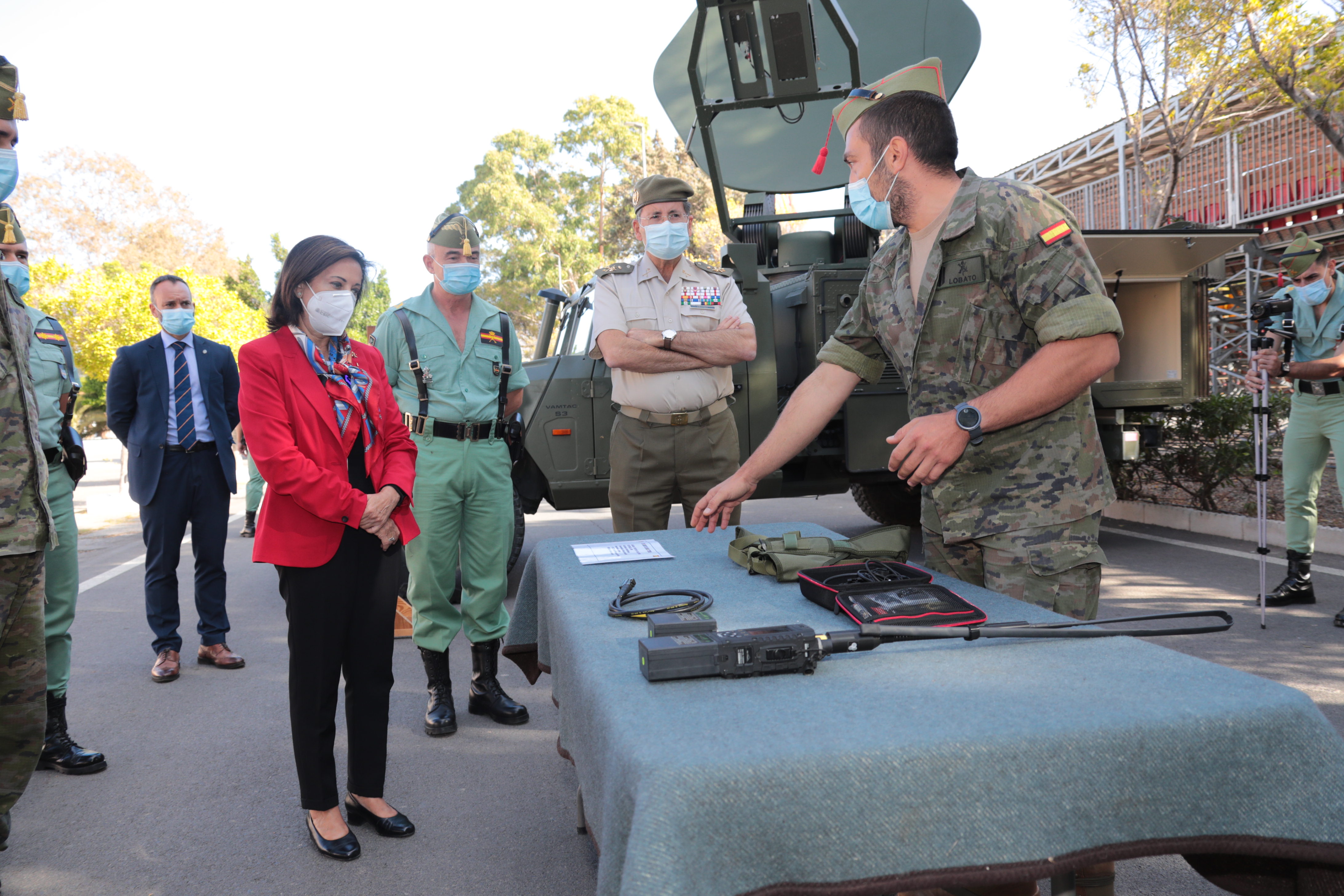 Fotos: La ministra Robles supervisa la brigada experimental