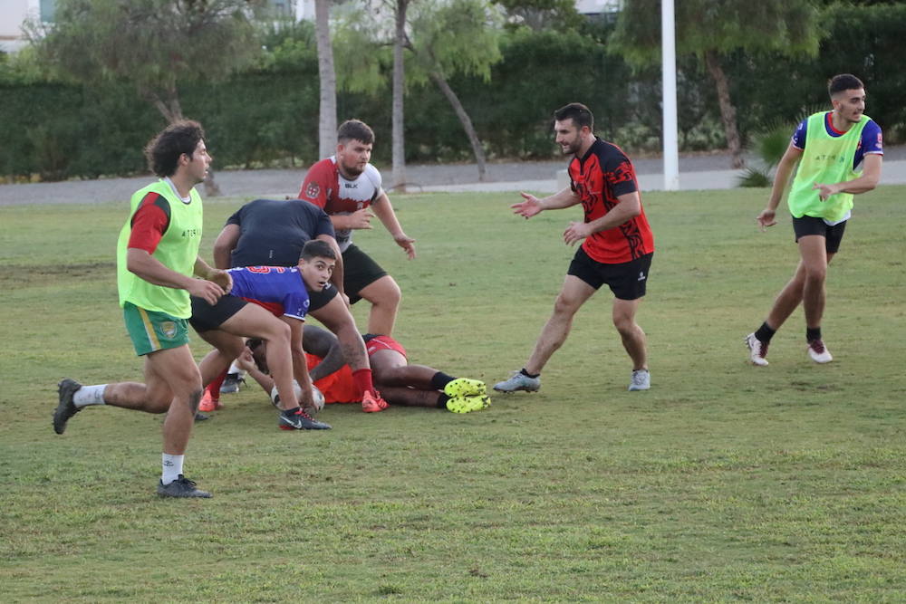 El joven Castro saca el balón en un entrenamiento de Unión Rugby Almería Playcar. 