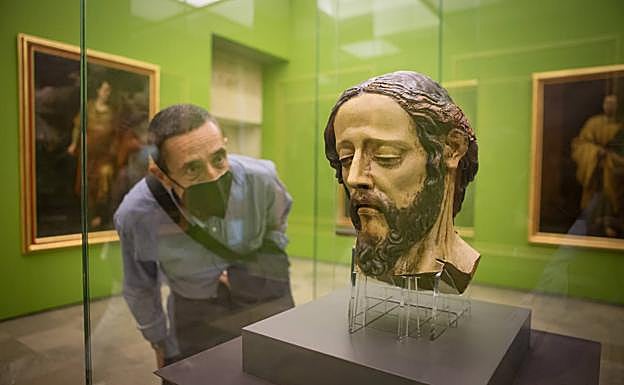 Visitante observa una de las siete esculturas de 'Inéditos'. 