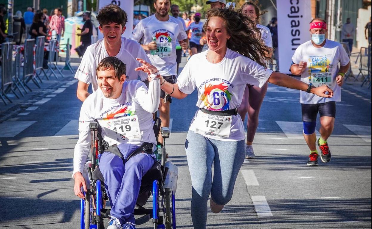 Los participantes siempre tuvieron cerca una mano amiga y agradecieron los aplausos recibidos durante la carrera. 