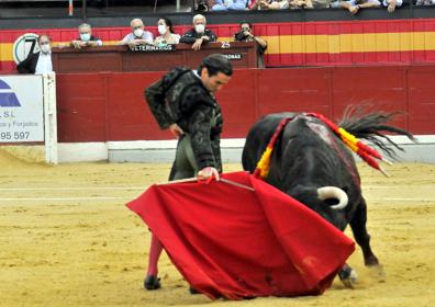 Imagen secundaria 1 - Público en los tendidos; abajo Juan Ortega y Emilio de Justo. 