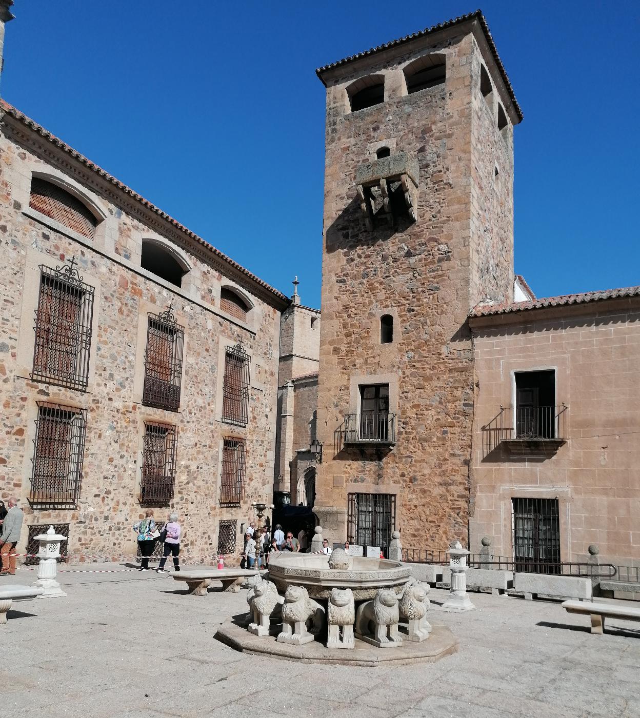 La réplica de la Fuente de los Leones ha seducido a Cáceres