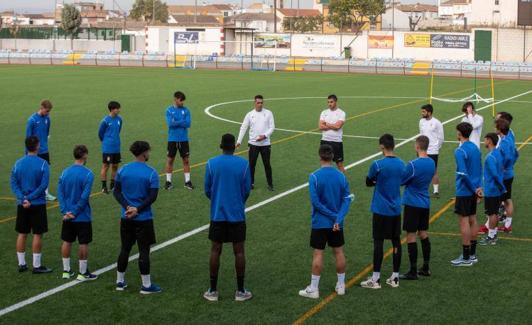 Juan Antonio Milla se dirige a sus jugadores antes de iniciar el entrenamiento. 