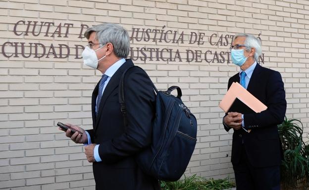 Los dos acusados a la entrada de la Ciudad de la Justicia de Castellón.