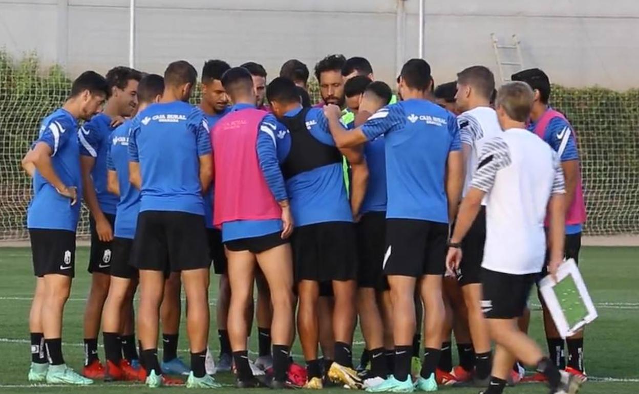 El equipo forma un corro durante el entrenamiento. En la parte de la derecha, aunque algo escondidos, Abram, Machís y Montoro. 