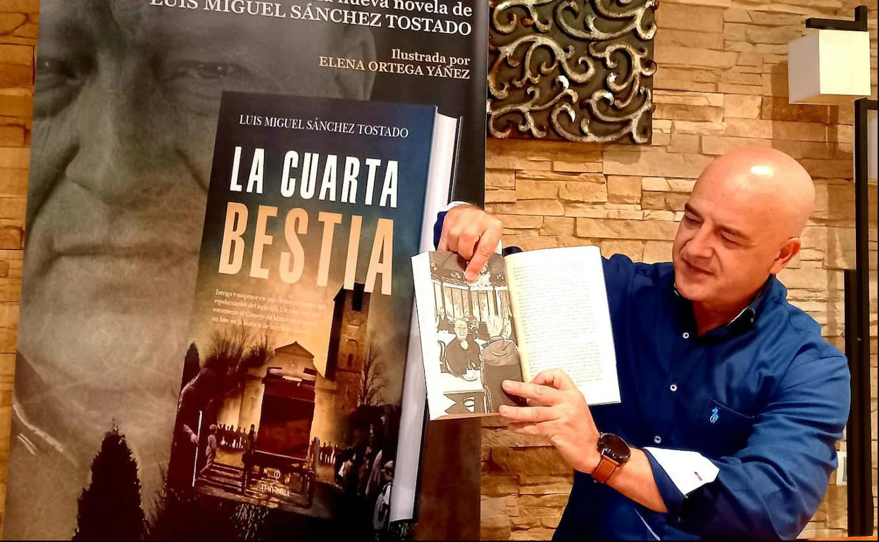 Luis Miguel Sánchez Tostado muestra una de las ilustraciones realizadas por Elena Ortega Yáñez para 'La Cuarta Bestia'.