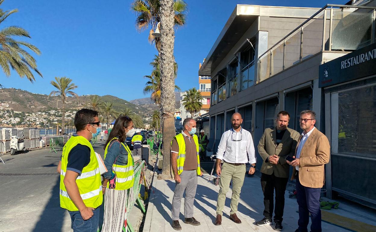 El delegado de Turismo comprueba el avance de las obras del paseo marítimo de La Herradura