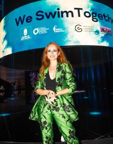 Imagen secundaria 2 - Arriba y abajo a la izquierda, dos momentos del desfile. A la derecha, la diseñadora Ana Locking, madrina del evento. 