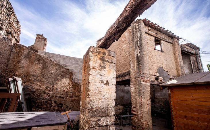 Patio exterior de la casa en la que vivió Francisco de Arroyo. 