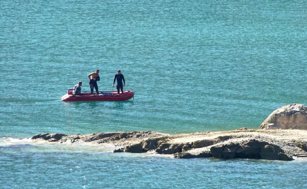 Los buzos de los GEO buscan al desaparecido en el pantano de Canales.