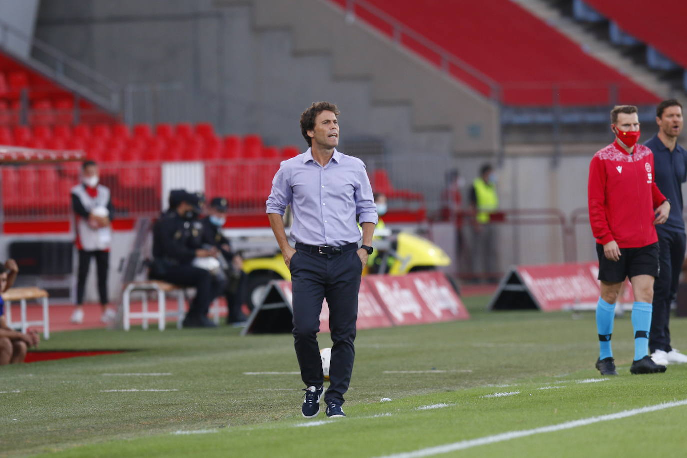 Rubi, durante el partido ante la Real B, avisa de la dificultad de jugar en Anduva. 