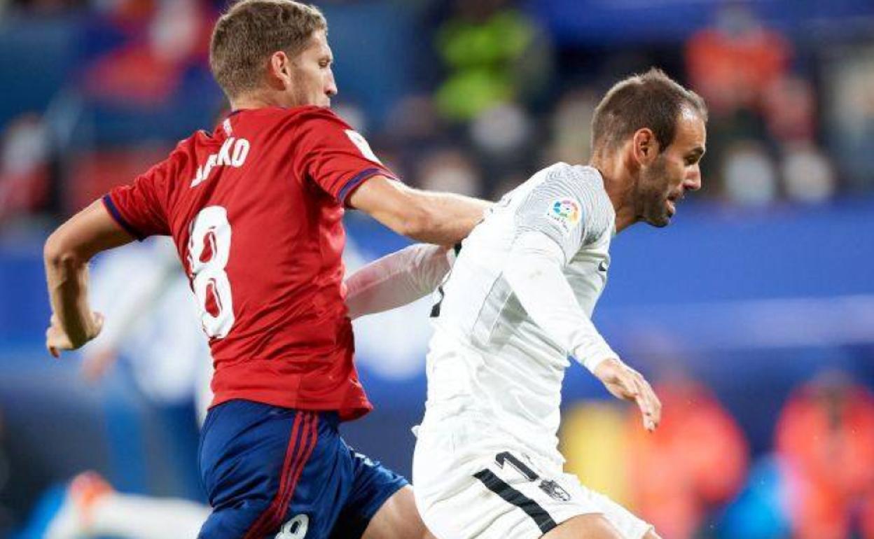 Víctor Díaz le arrebata el balón a Brasanac. 