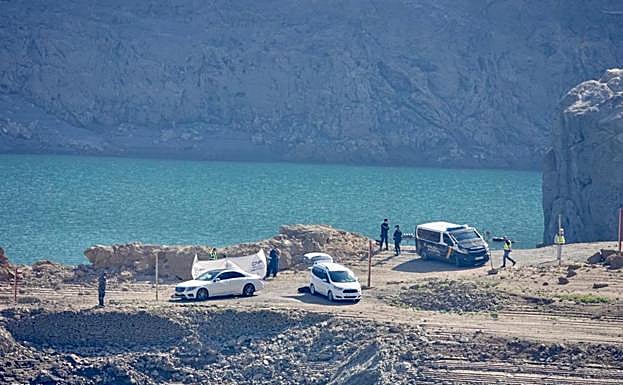 Dispositivo para recuperar el cuerpo del hombre fallecido hallado en el pantano de Canales.