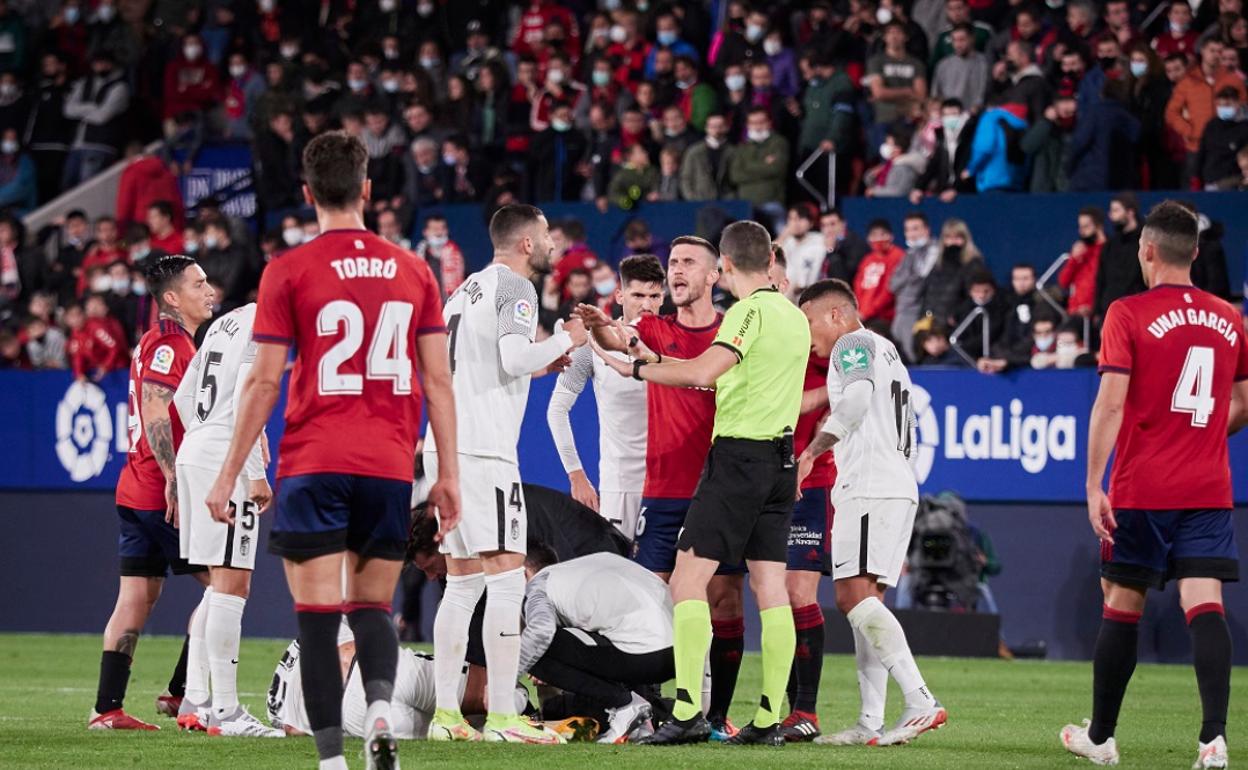 Maxime Gonalons en una discusión con un jugador rojillo. 