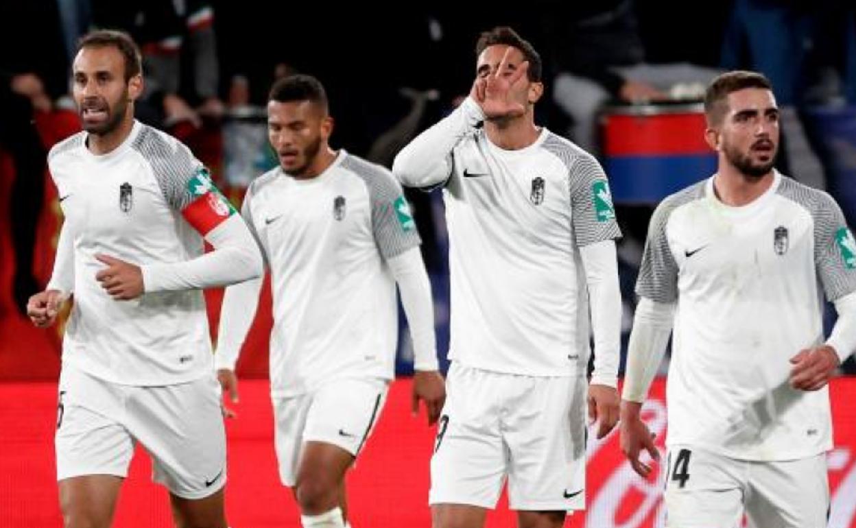 Montoro se echó la mano a la oreja en el momento de celebrar el gol del empate junto a sus compañeros. 