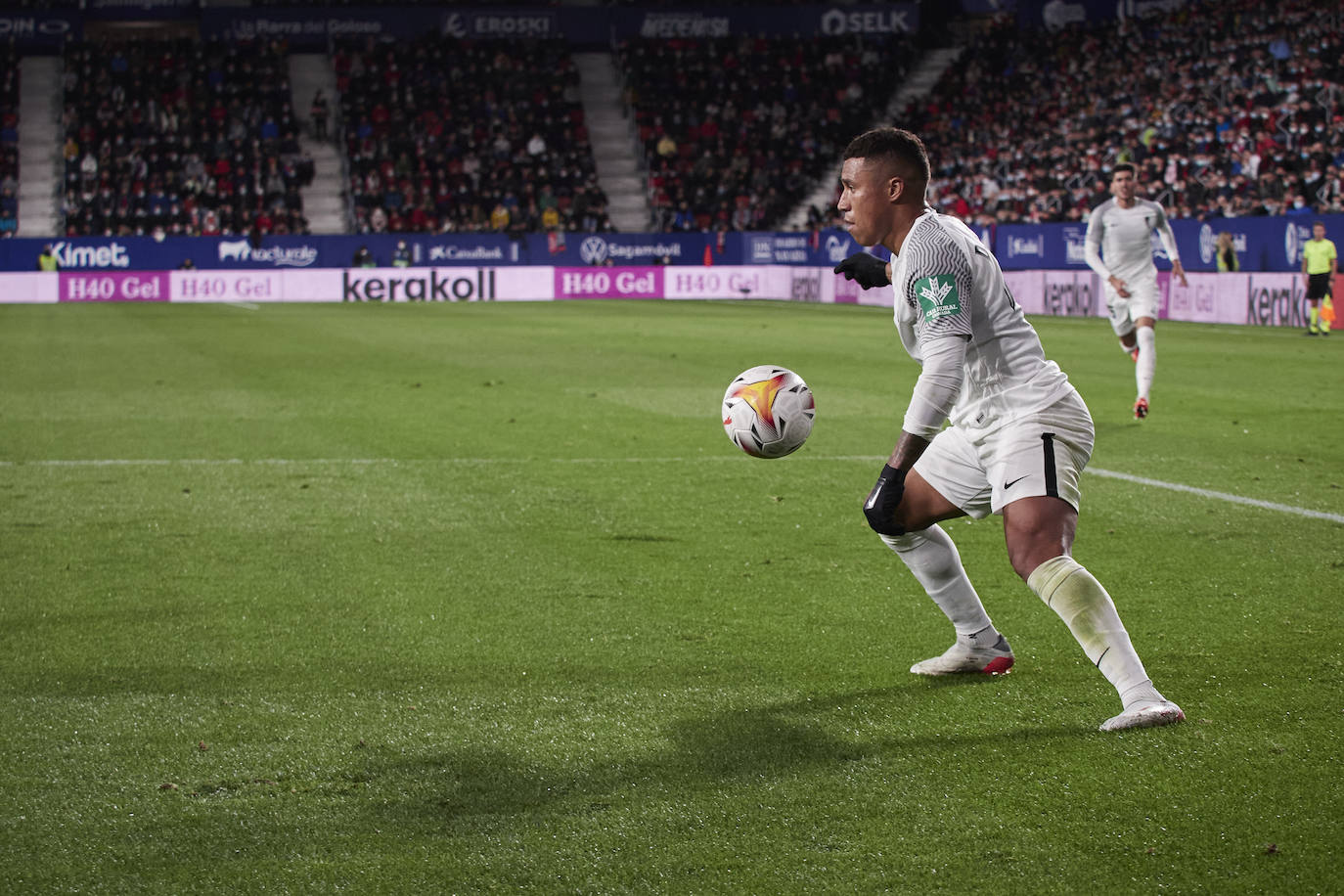 Darwin Machís controla un balón en El Sadar.