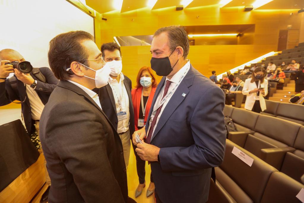 José Manuel Albares, ministro de Asuntos Exteriores, saluda a José Antonio Rodrígez, exalcalde de Jun.