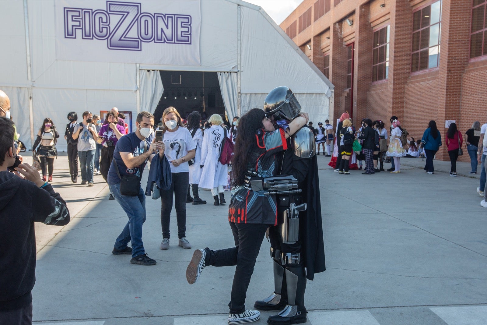 La Ficzone llena la Feria de Muestras de Armilla de aficionados del manga y del kpop.