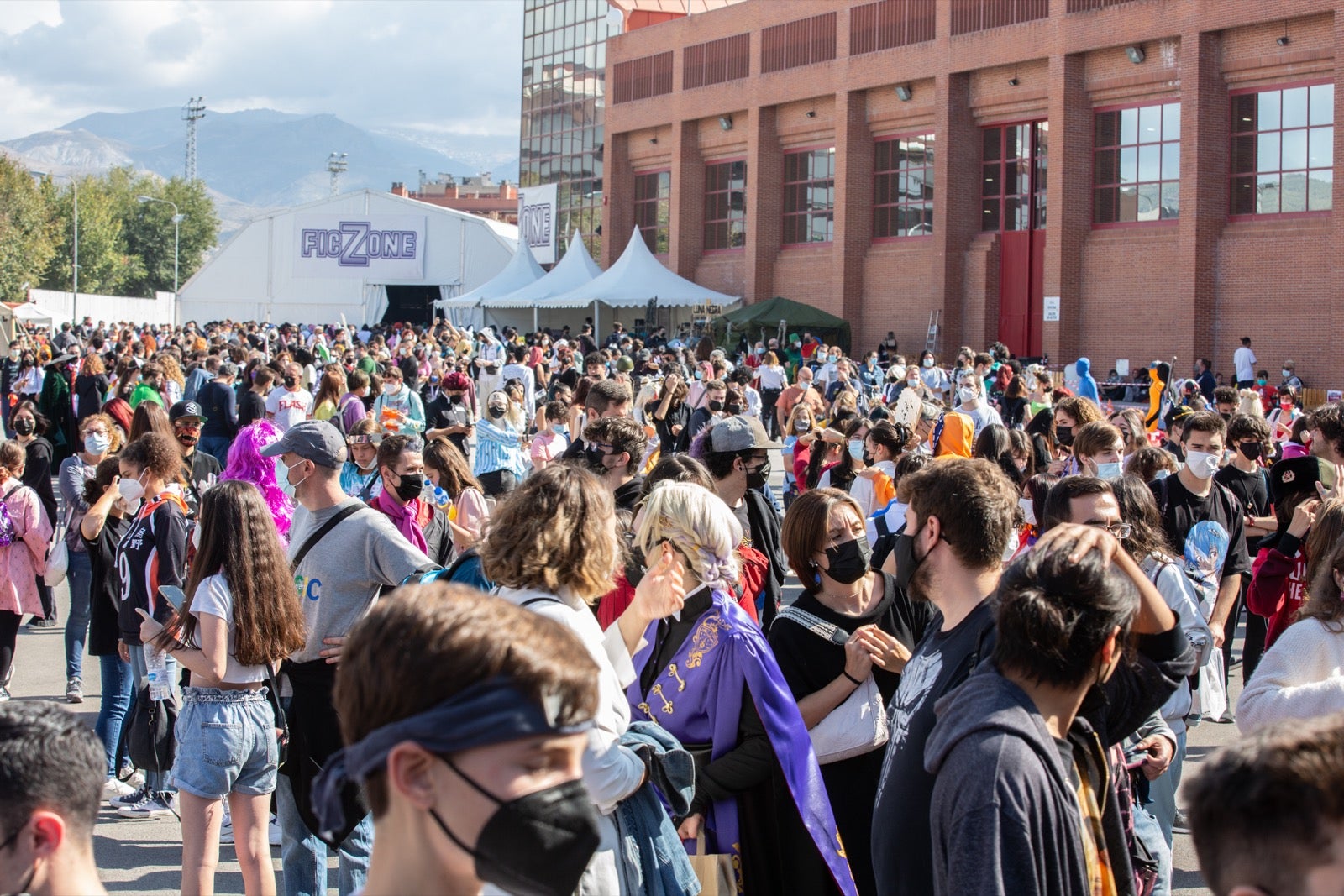 La Ficzone llena la Feria de Muestras de Armilla de aficionados del manga y del kpop.