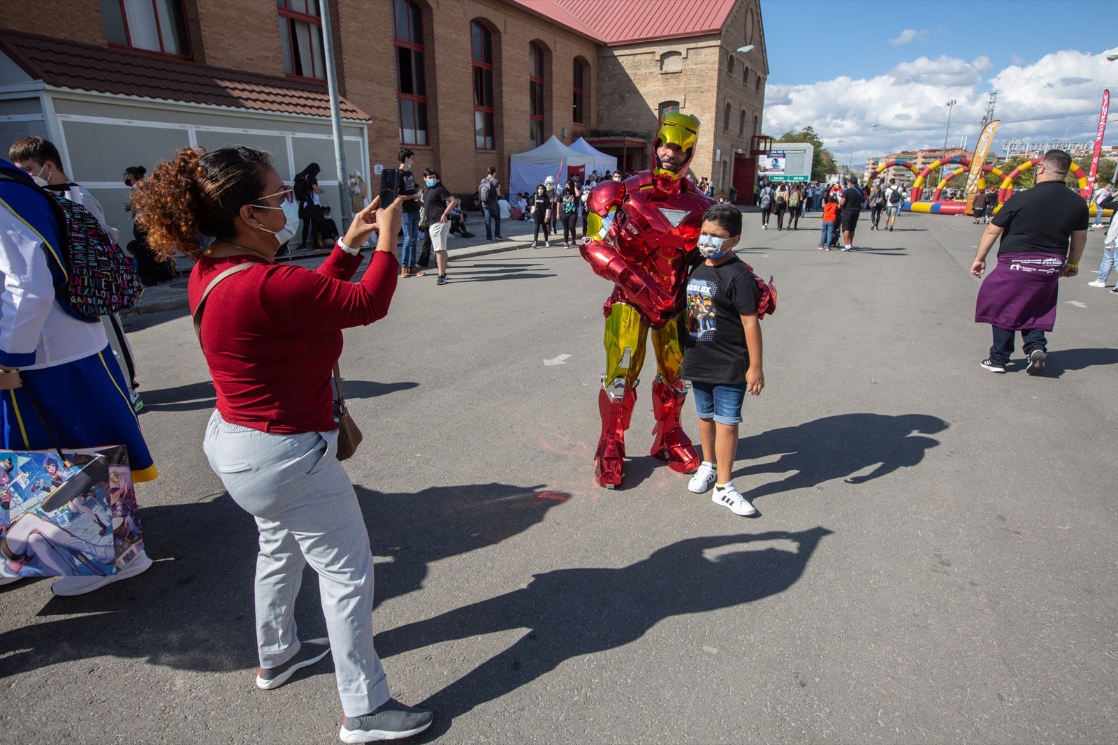 La Ficzone llena la Feria de Muestras de Armilla de aficionados del manga y del kpop.