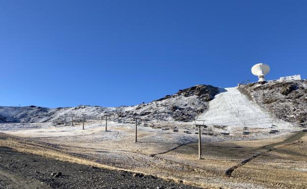 Los primeros copos caen en Sierra Nevada.