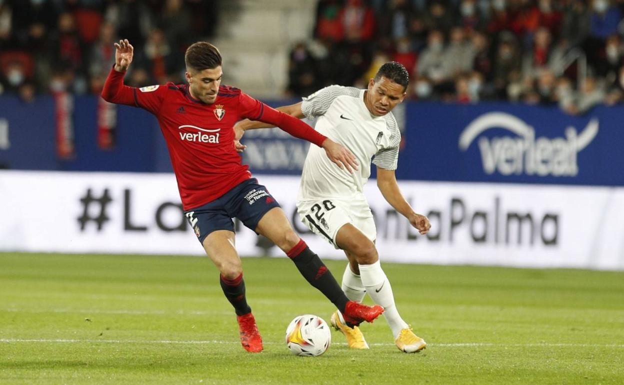 Bacca disputa un balón en el Osasuna-Granada de ayer. 