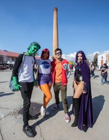 Imagen secundaria 2 - Una familia unida, Goku en monociclo y los Teen Titans. 