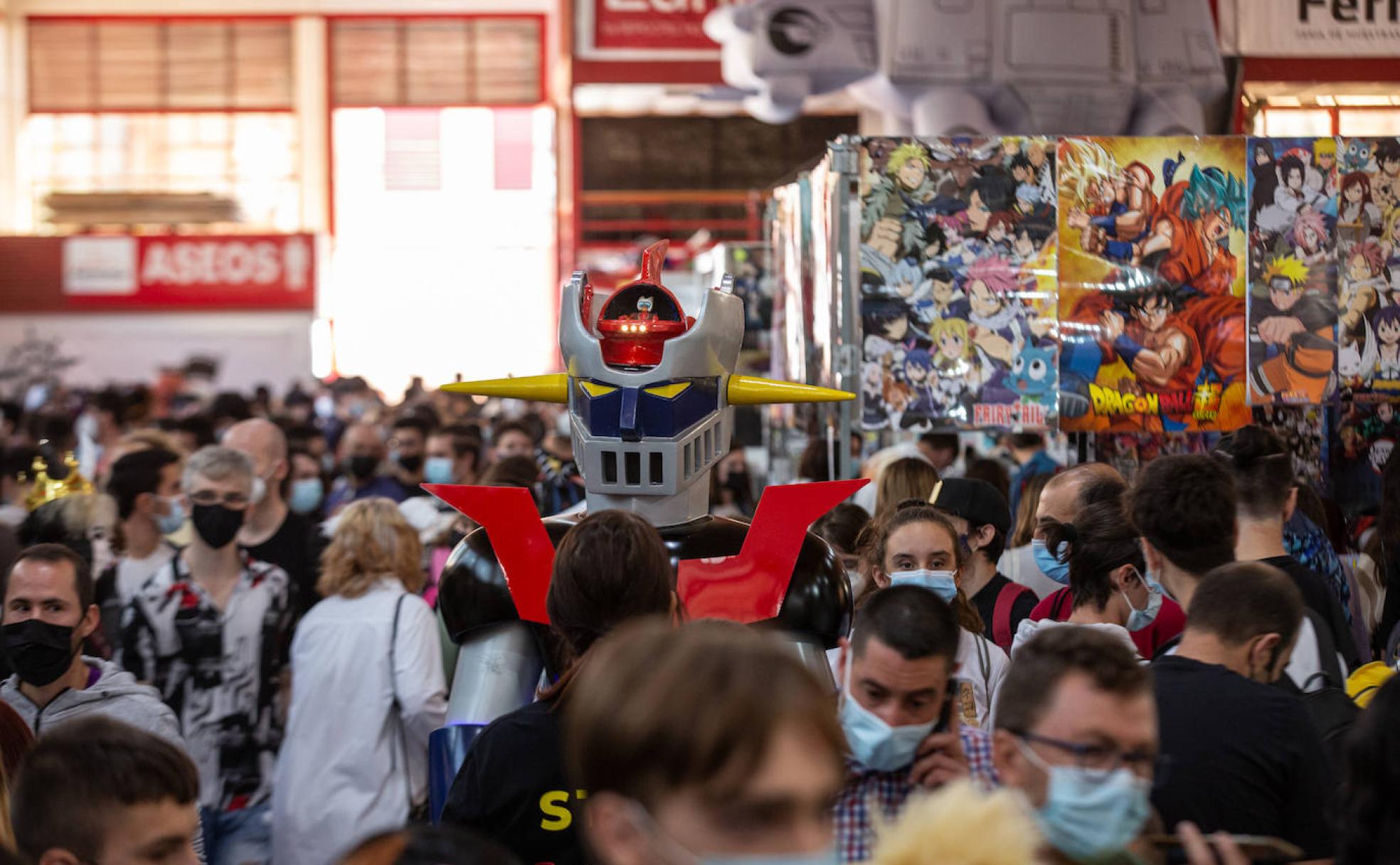 Emérito, dentro de un espectacular disfraz de Mazinger Z, camina por uno de los pabellones de FicZone.