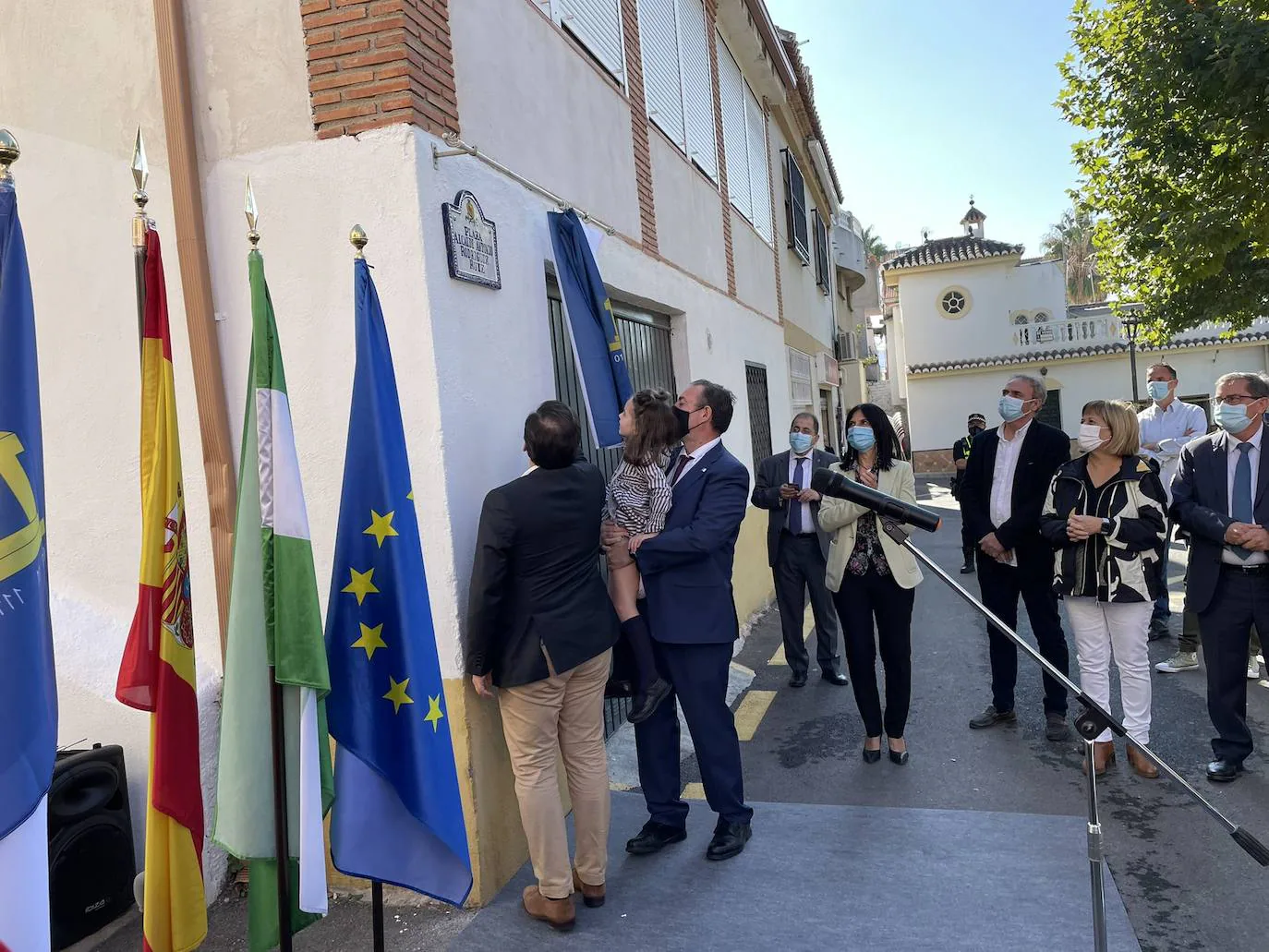 El ministro José Manuel Albares, junto con la nieta de Antonio Rodríguez Ruiz y el exalcalde José Antonio Rodríguez, desvela su placa homenaje.