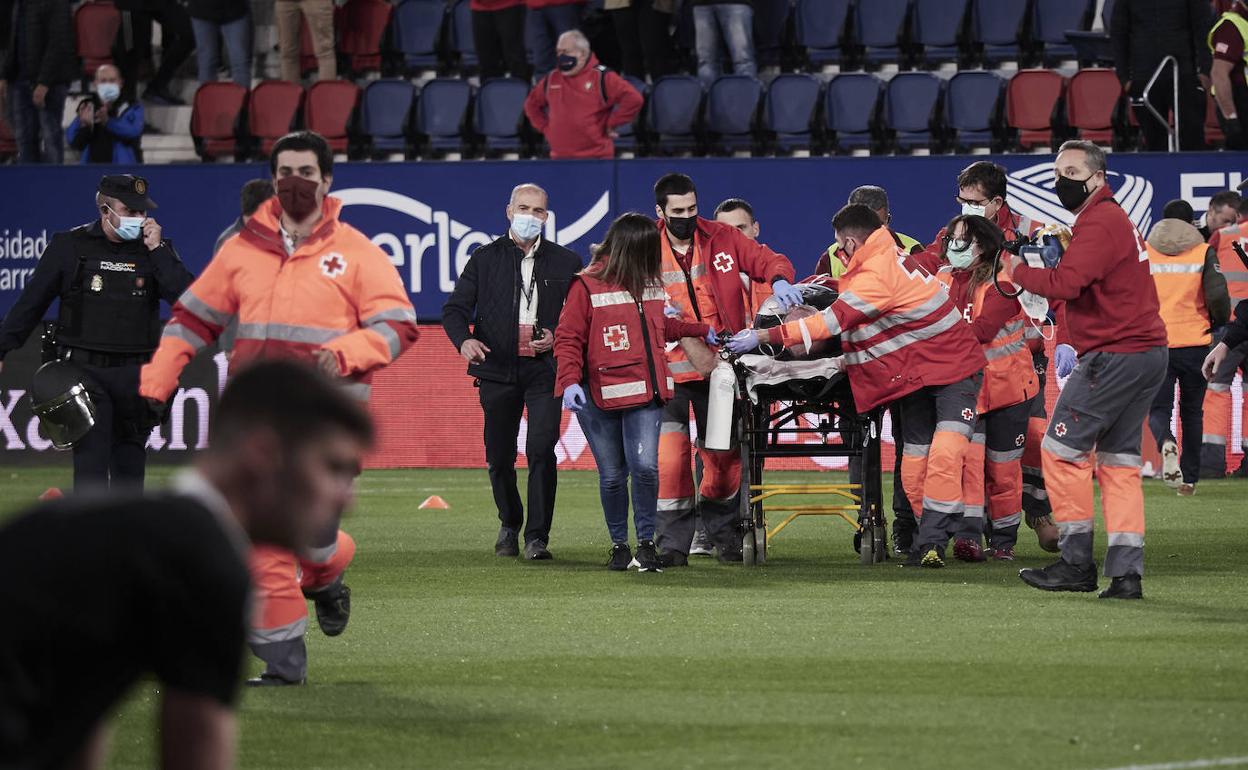Sanitarios intentan atender a Pepe Alonso antes del encuentro. 