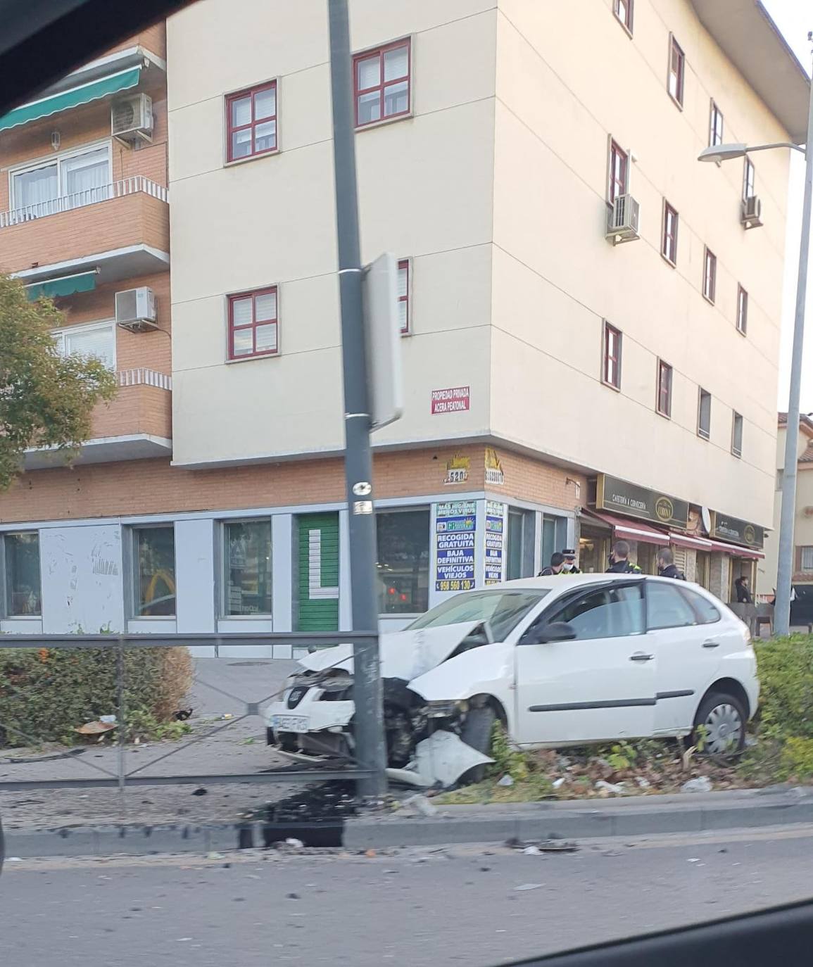 Un delincuente roba un coche, se estrella contra una farola y huye en otro vehículo sustraído en Granada