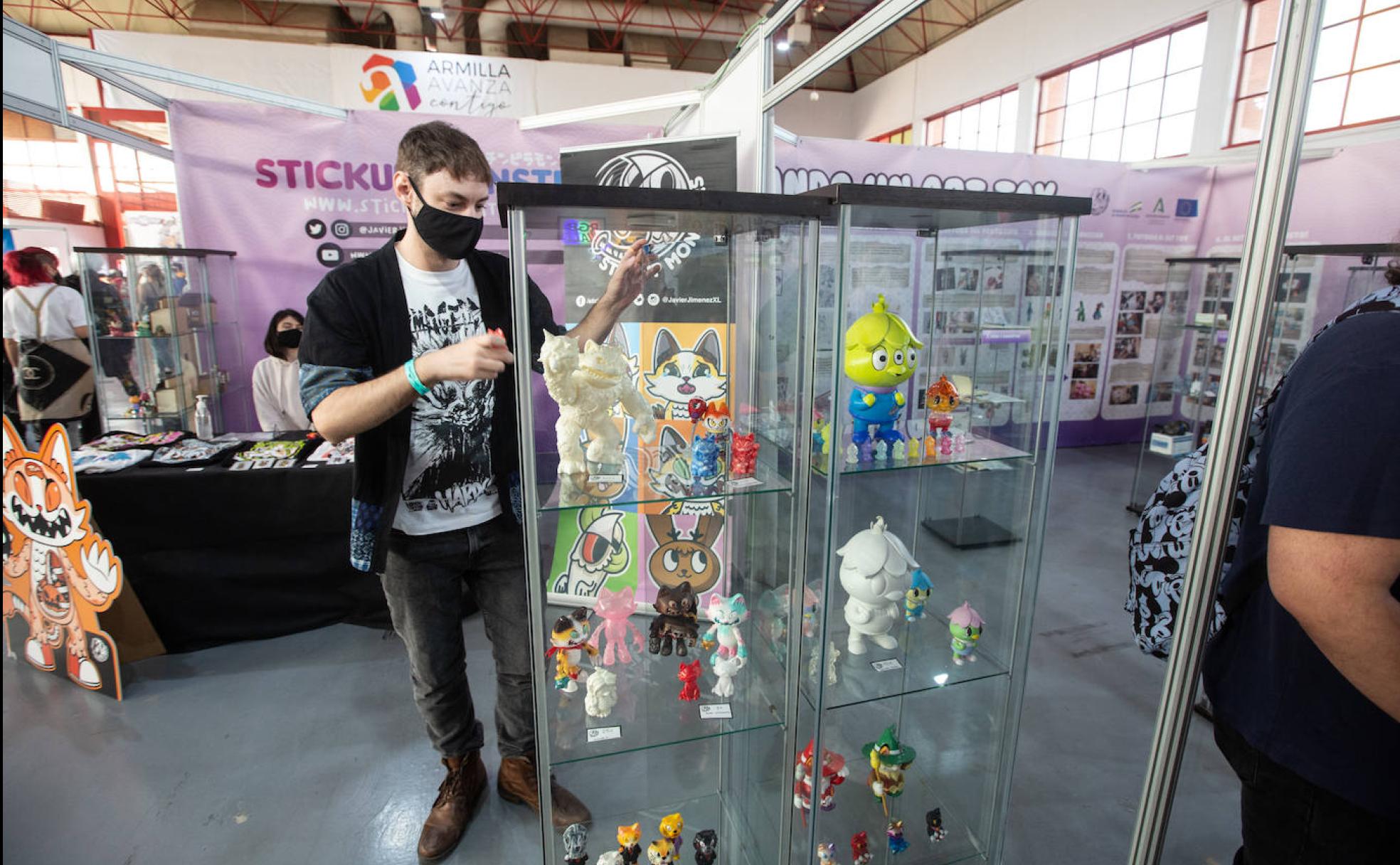 Javier Jiménez, con su exposición de juguetes 'Stick Up Monster'. 